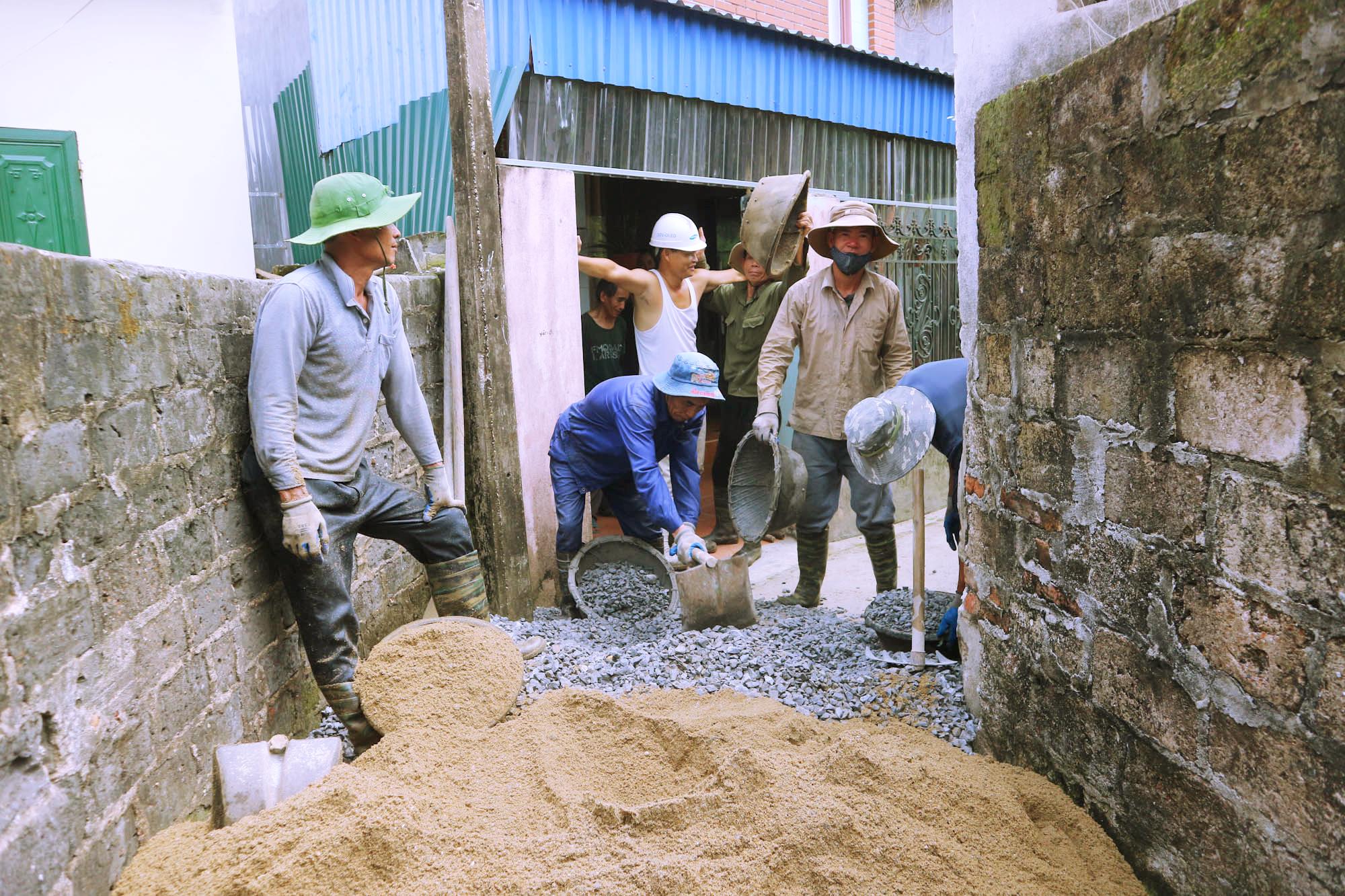Trục đường ngõ thôn Bầu, xã Liên Vị đang được nâng cấp, sửa chữa bê tông hóa