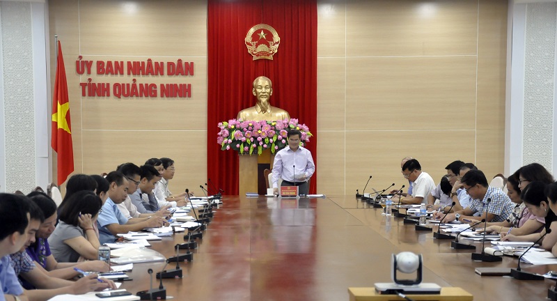 Đồng chí Phó Chủ tịch UBND tỉnh Bùi Văn Khắng chỉ đạo tại cuộc làm việc với Sở Tài chính.