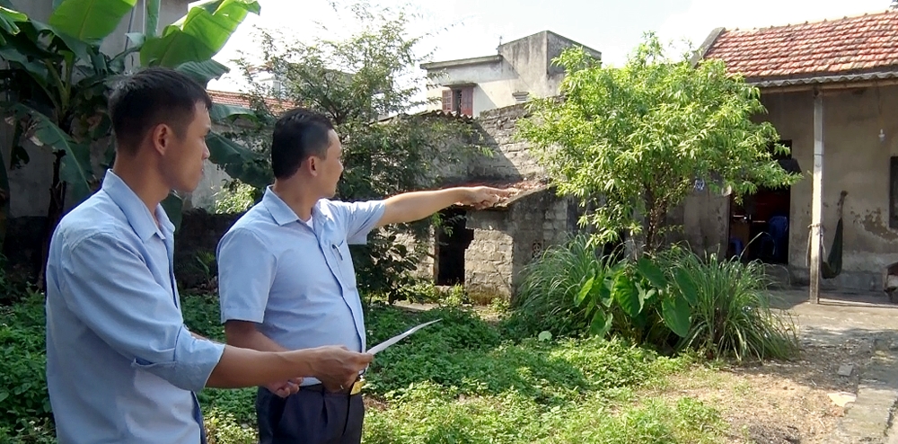 Cán bộ phường Quang Trung khảo sát xây nhà cho các hộ nghèo, cận nghèo, hộ khó khăn trên địa bàn phường.