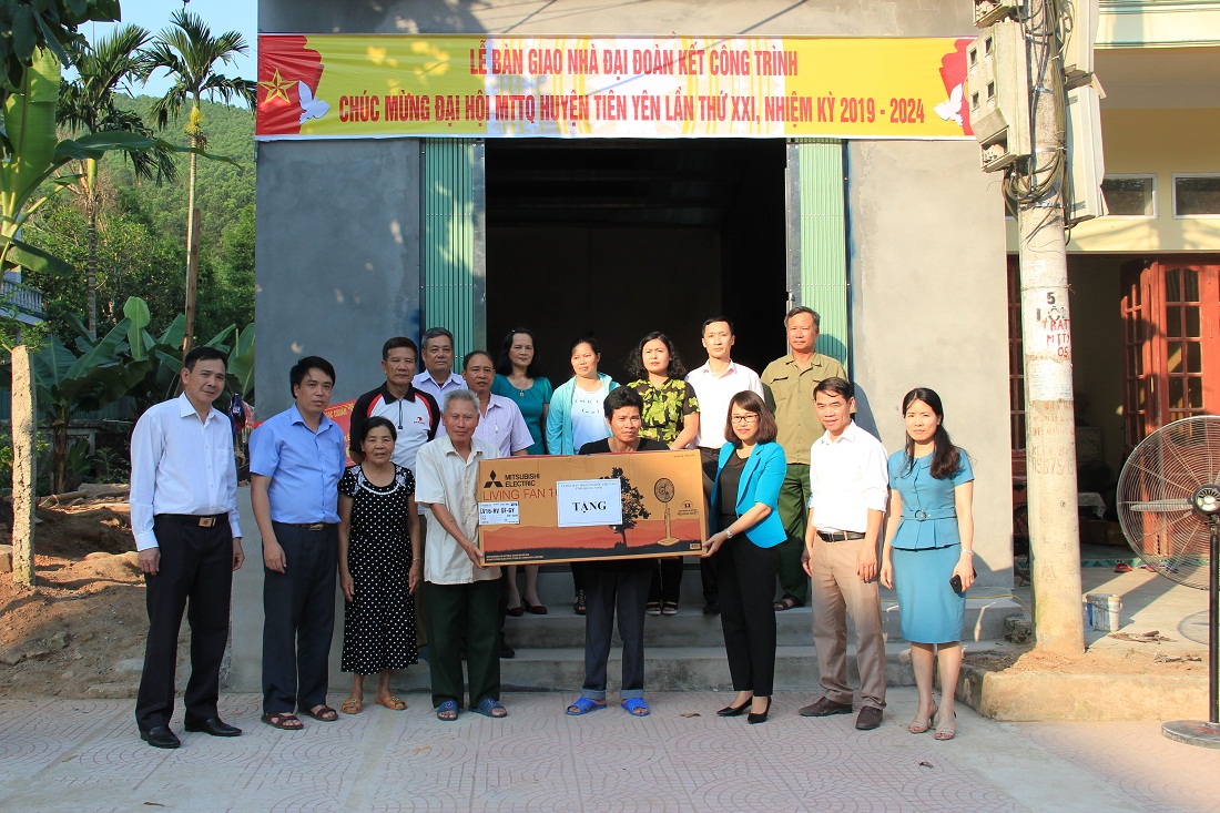 Lãnh đạo Ủy ban MTTQ tỉnh tặng quà mừng gia đình anh Lê Công Kết ở phố Tam Thịnh, thị trấn Tiên Yên vào nhà mới.