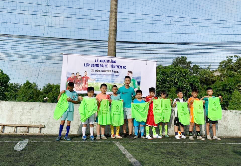 Học sinh tham gia lớp bóng đá tại huyện Tiên Yên.