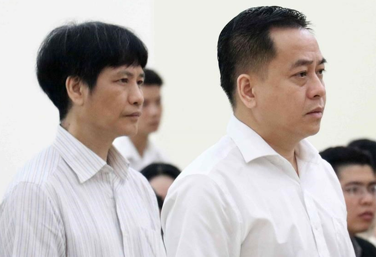 Bị cáo Vũ "Nhôm" (bên phải) và bị cáo Nguyễn Hữu Bách (cựu phó Cục B61) hầu tòa ngày 12/6. Ảnh: TTXVN