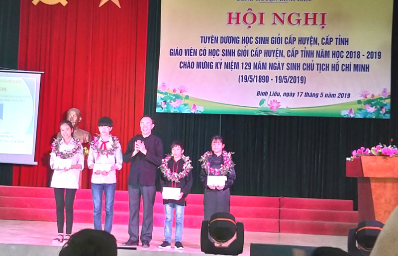 Trần Trung Hiếu (thứ 2 từ bên phải) tại Hội nghị tuyên dương học sinh giỏi cấp huyện, tỉnh tại huyện Bình Liêu năm học 2018 – 2019