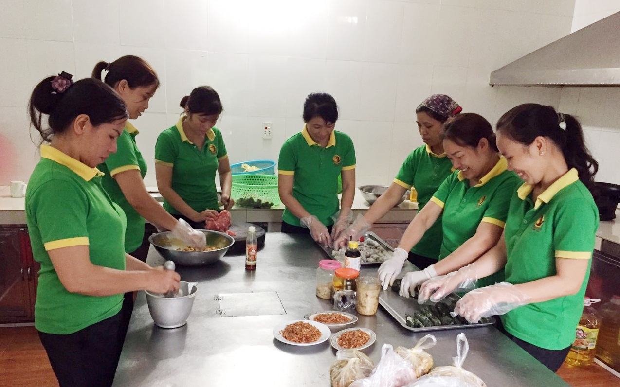 Khu du lịch làng quê Yên Đức tổ chức đào tạo bồi dưỡng cho đội ngũ cán bộ  nhân viên lao động tại bộ phận bếp. 