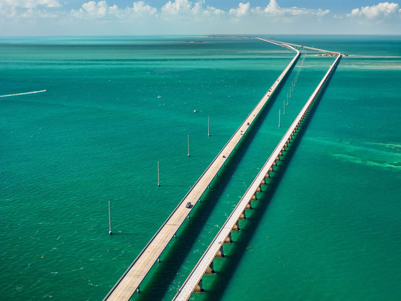  Đường cao tốc Overseas ở bang Florida (Mỹ) dài khoảng 113 dặm với 42 cây cầu để đi từ Miami đến điểm cực Nam ở Key West. Đi trên con đường này, du khách sẽ được thưởng ngoạn cảnh quan xanh thẳm của đại dương.