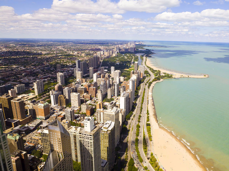  Đường Lake Shore ở Chicago, Mỹ là nơi lý tưởng để chiêm ngưỡng vẻ đẹp kỳ vĩ của thiên nhiên và cảnh quan kiến trúc hiện đại mang tính biểu tượng của thành phố.