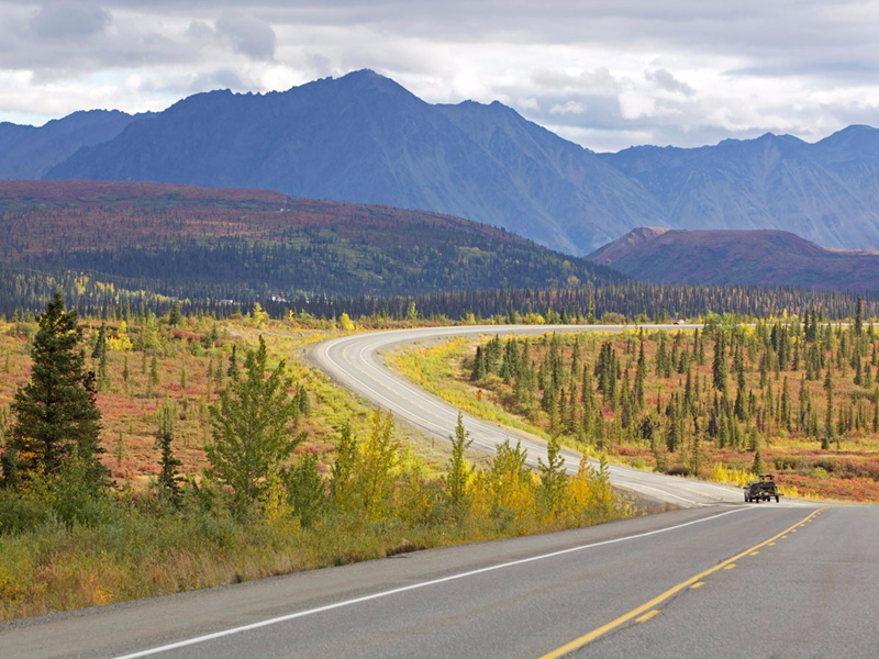  Đường cao tốc Denali, mở cửa vào năm 1957, là con đường đầu tiên cho phép đi vào Vườn Quốc gia Denali ở Alaska, Mỹ, hấp dẫn du khách bởi vẻ đẹp hoang sơ.