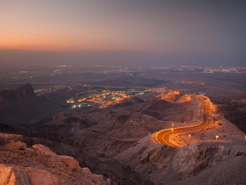  Con đường Jebel Hafeet Mountain ở Các tiểu vương quốc Arab thống nhất (UAE) được coi là một trong những con đường tuyệt vời nhất thế giới.