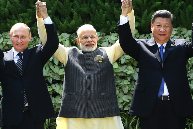 Trong ảnh từ trái qua: Tổng thống Nga Vladimir Putin, Thủ tướng Ấn Độ Narendra Modi và Chủ tịch Trung Quốc Tập Cận Bình. Ảnh: AP