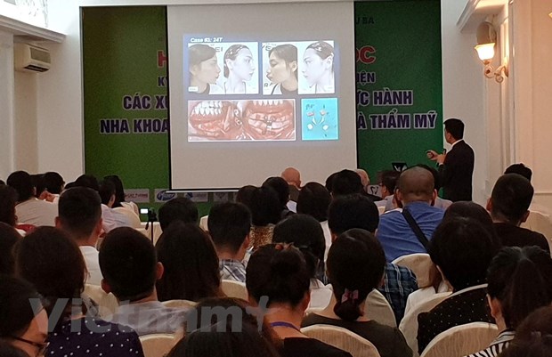 Chuyên gia trình bày tại hội nghị khoa học chuyên khoa về răng hàm mặt. (Ảnh: PV/Vietnam+)