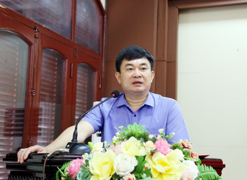 Đồng chí Ngô Hoàng Ngân, Phó Bí thư Tỉnh ủy thông báo tới cử tri thành phố Móng Cái về nội dung, chương trình kỳ họp thường lệ giữa năm 2019 của HĐND tỉnh.