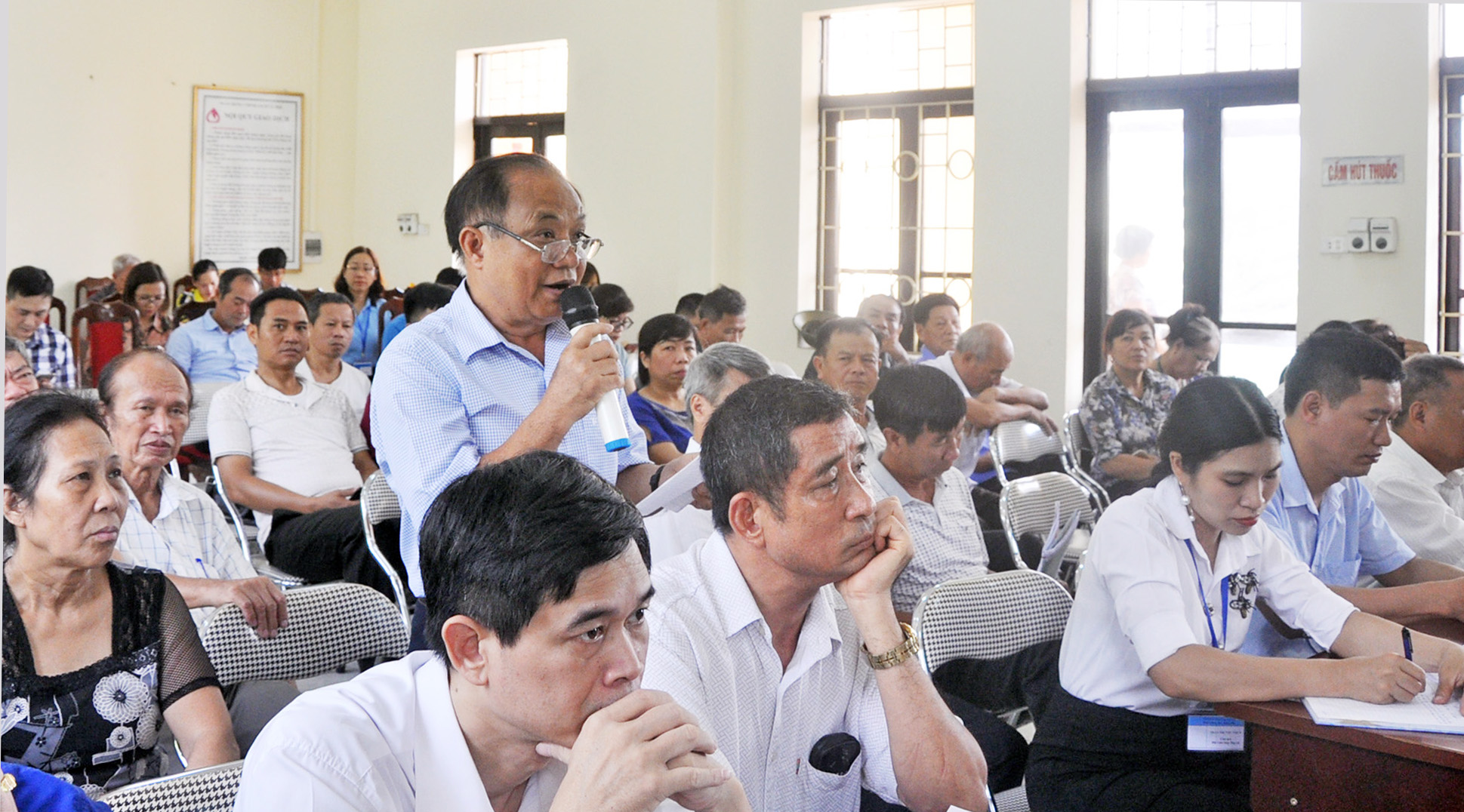 Cử tri phường Hà Khánh phát biểu tại buổi tiếp xúc.