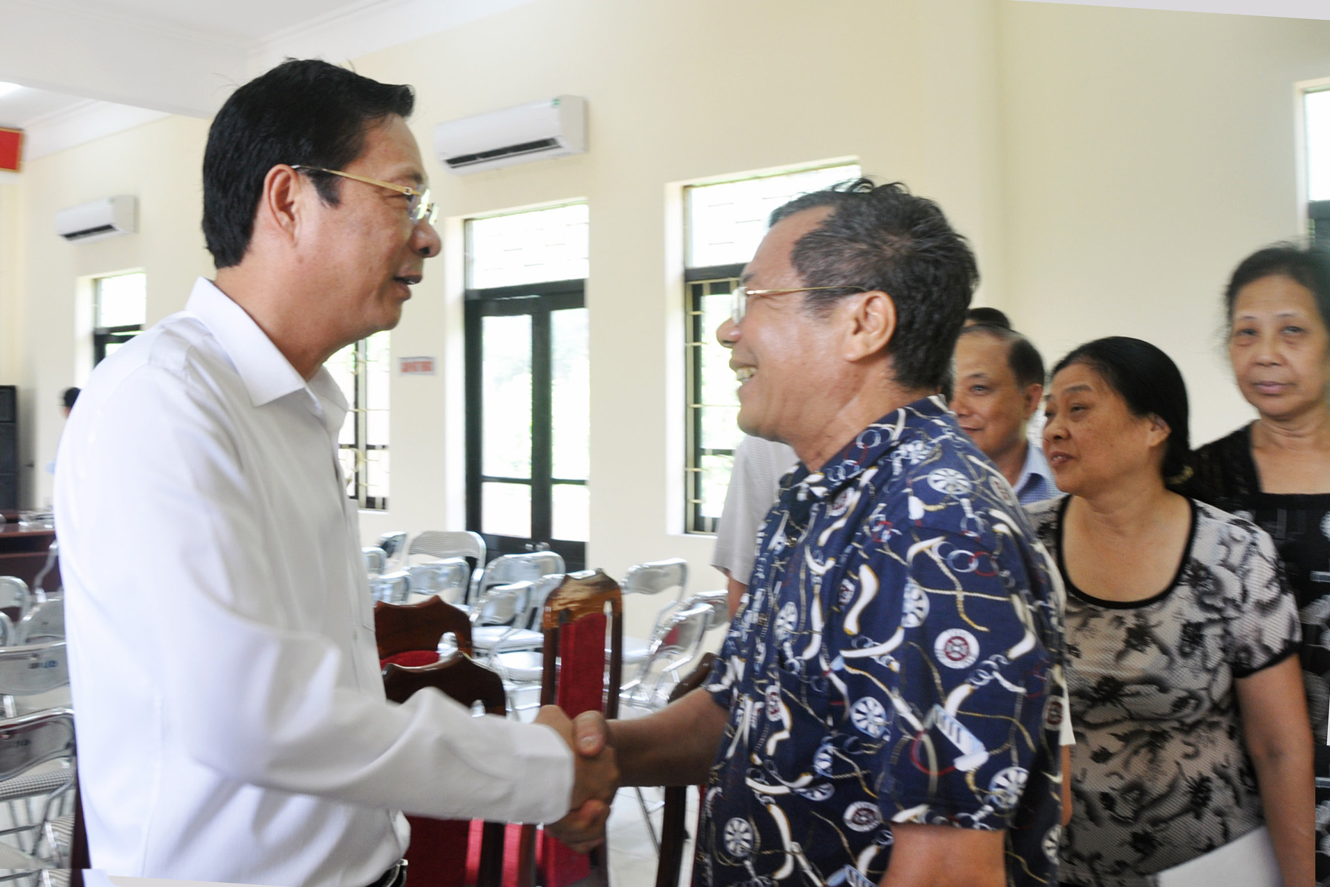 Đồng chí Nguyễn Văn Đọc, Bí thư Tỉnh ủy, Chủ tịch HĐND tỉnh trò chuyện với cử tri sau buổi tiếp xúc.