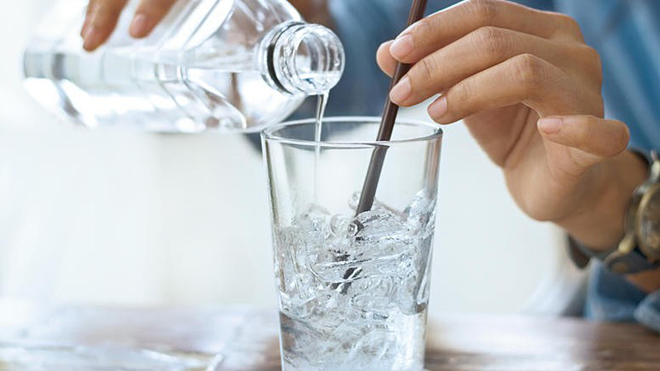 Uống nước lạnh trong ngày hè không làm giảm bớt khát, mà còn gây ra các vấn đề sức khỏe. Nên uống nước ấm hoặc nước ở nhiệt độ trung bình.
