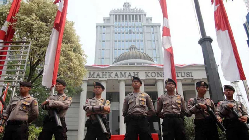 Cảnh sát bảo vệ Toà hiến pháp Indonesia. Ảnh: Vivanews