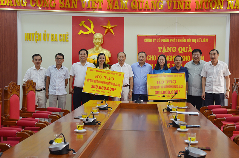 Lãnh đạo huyện Ba Chẽ đón nhận số tiền hỗ trợ xây dựng nhà ở cho hộ nghèo từ Công ty Cổ phần phát triển đô thị Từ Liêm trao tiền  