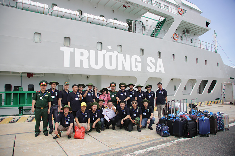 Các thành viên đoàn công tác tỉnh Quảng Ninh trước giờ lên tàu ra thăm Trường Sa.