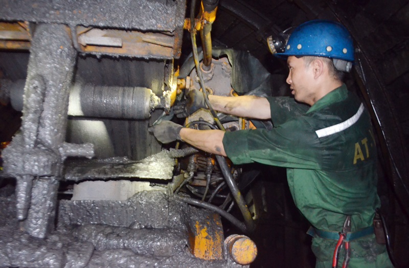Công nhân Phân xưởng đào lò 2, Công ty than Dương Huy kiểm tra thiết bị máy phục vụ cho công tác đào lò.