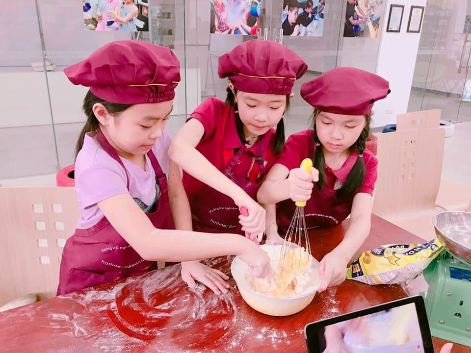 Lớp học làm bánh tại Xưởng trải nghiệm giáo dục sáng tạo Hạ Long