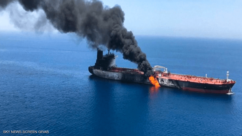 Tàu chở dầu bị tấn công ở vịnh Oman. Ảnh: Skynewsarabia.