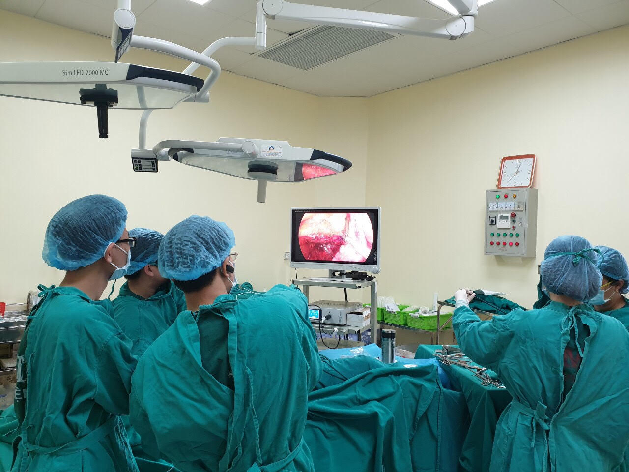 Ca phẫu thuật cắt u thực quản kích thước lớn cho bệnh nhân nam 66 tuổi bị ung thư hắc tố thực quản hiếm gặp tại bệnh viện K. Ảnh: VGP/Trần Hà