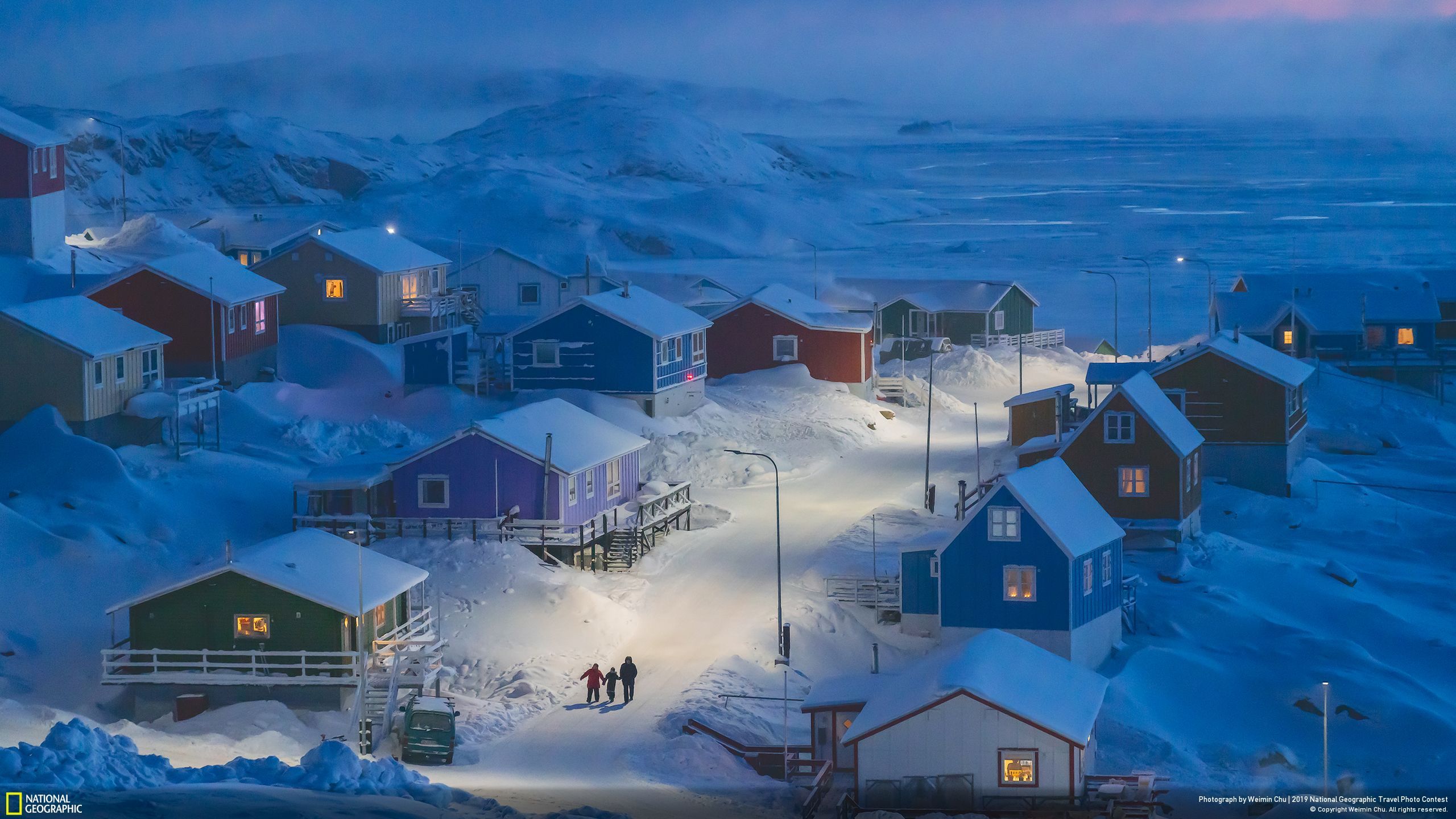 Bức ảnh đạt giải đặc biệt và giải nhất mục Đô thị thuộc về nhiếp ảnh gia Weimin Chu, chụp quang cảnh làng chài Upernavik nằm trên một hòn đảo nhỏ ở phía Tây Greenland khi đông đến. Chu đặt tên ảnh là “Winter in Greenland” (tạm dịch: “Mùa đông ở Greenland”).