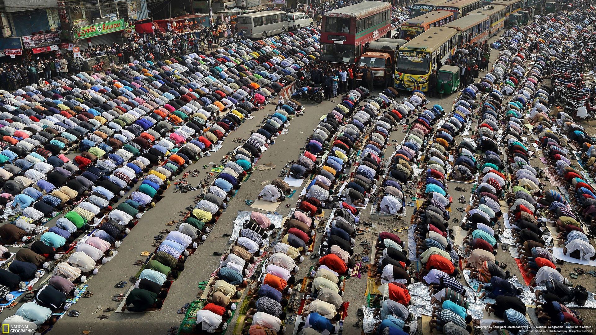 “Streets of Dhaka” (tạm dịch: “Đường phố Dhaka”) là tên bức ảnh đạt giải ba mục Đô thị do nhiếp ảnh gia Sandipani Chattopadhyay thực hiện. Trong ảnh là người dân đang cầu nguyện trên đường phố ở thủ đô Dhaka, Bangladesh trong lễ Biswa Ijtema - một lễ hội Hồi giáo lớn thứ 2 ở nước này, sau lễ hành hương tới thánh địa Mecca. Lễ hội Biswa Ijtema lần đầu tiên được tổ chức vào những năm 1960 tại Tongi, cách Dhaka 30 km về phía Bắc.