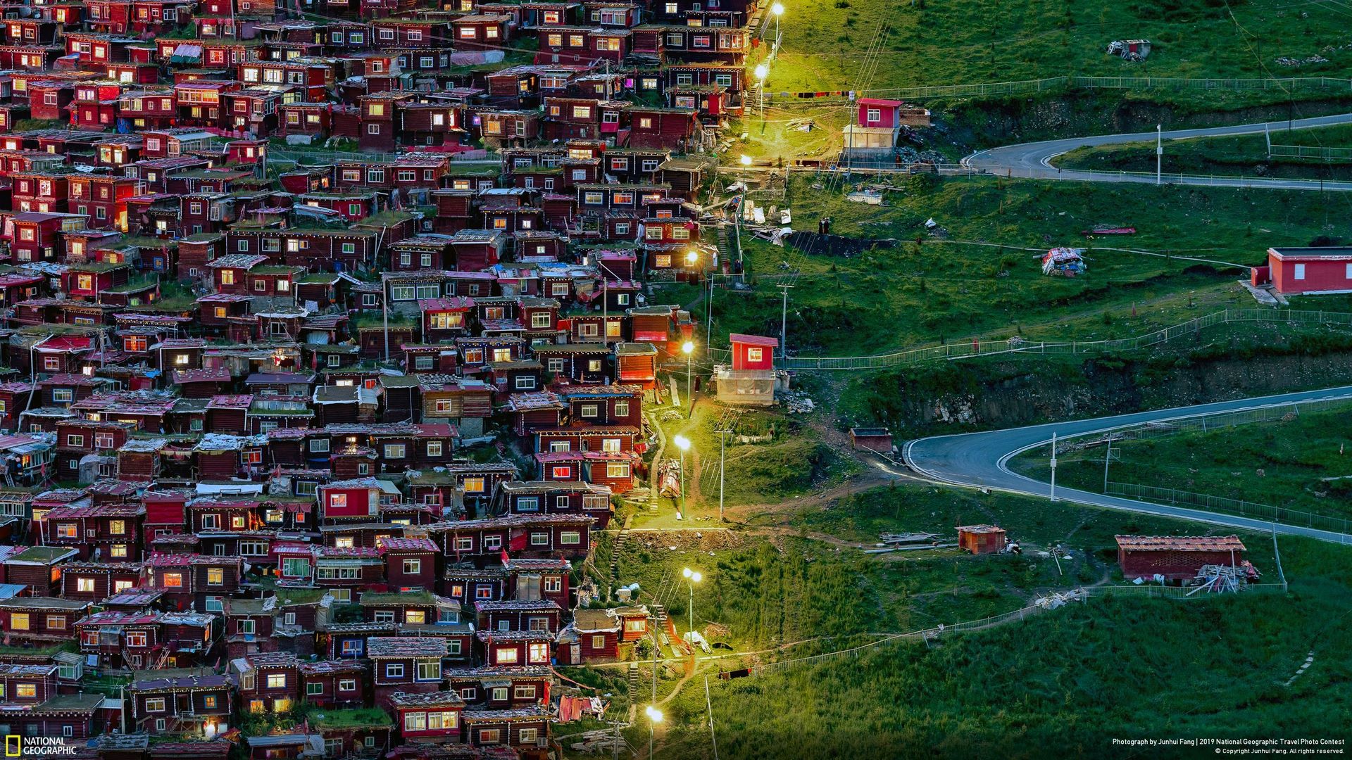 Giải do độc giả bình chọn mục Đô thị thuộc về tác phẩm “Follow the light” (tạm dịch: “Đi theo ánh sáng”) của Junhui Fang. Ảnh chụp tại Học viện Phật giáo Seda Larung Gar nằm trong thung lũng Larung ở độ cao 4.000 mét, cách thị trấn Sertar, Garze, Tây Tạng khoảng 15 km.