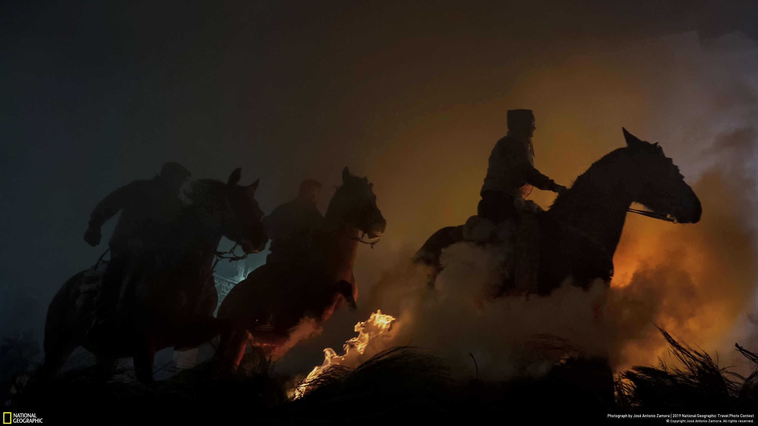 Đạt giải ba mục Con người là ảnh “Horses” (tạm dịch: “Những con ngựa”) của Jose Antonio Zamora. Bức ảnh chụp lễ hội cưỡi ngựa phi qua lửa Las Luminarias ở Tây Ban Nha. Là lễ hội truyền thống có từ hơn 500 năm trước, Las Luminarias được tổ chức vào đêm trước ngày lễ thánh Anthony - vị thánh cai quản các loài động vật được thuần hóa ở Tây Ban Nha.