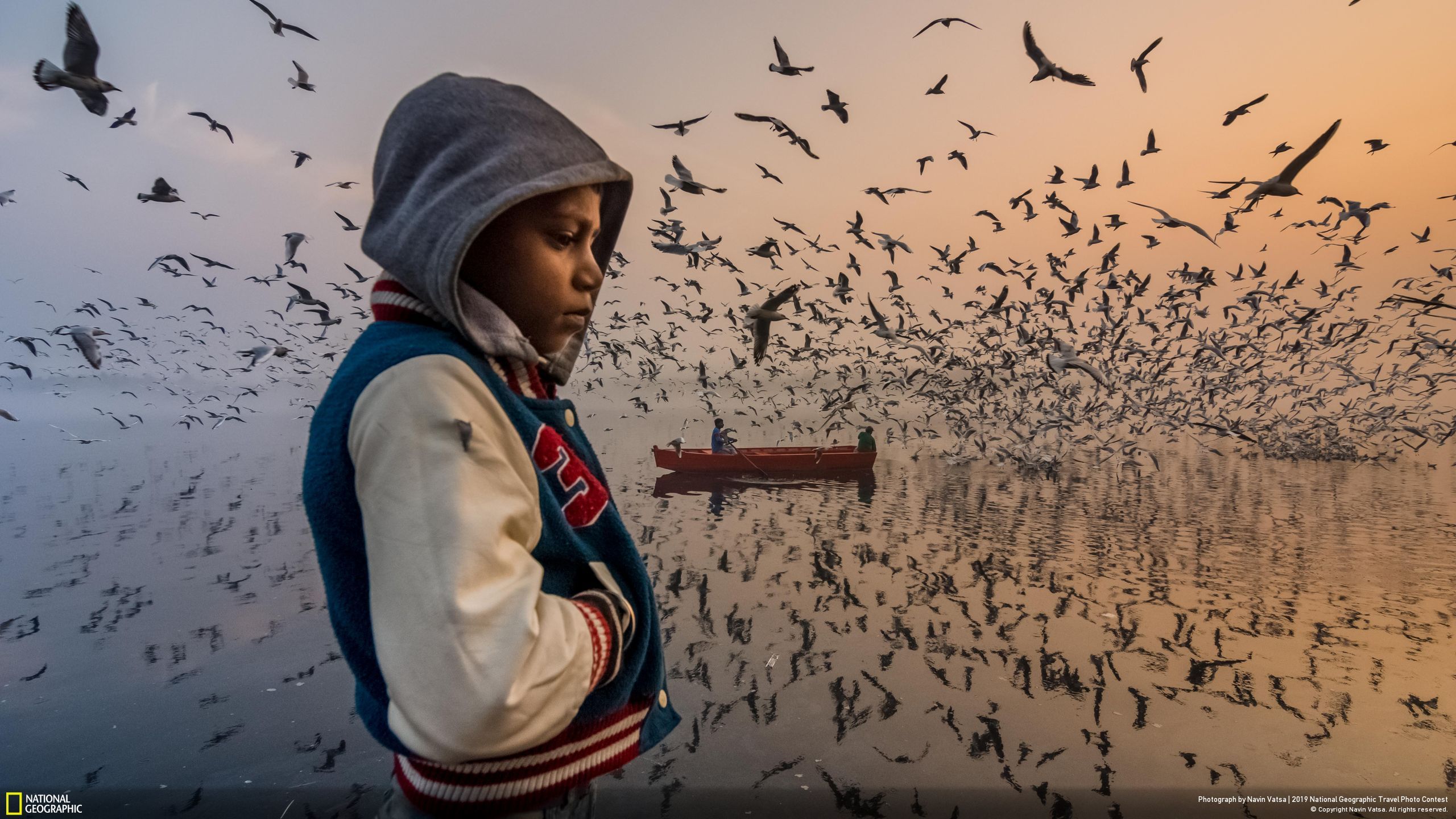 Giải danh dự mục Con người thuộc về tác phẩm “Mood” (tạm dịch: “Tâm trạng”) của Navin Vatsa. Bức ảnh chụp một cậu bé đang trầm tư suy nghĩ. Xung quanh là hàng nghìn con chim mòng biển đang bay dáo dác trên bờ sông Yamuna ở Delhi, Ấn Độ.
