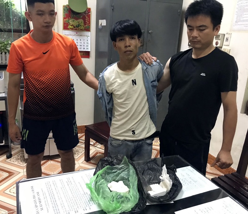 Đối tượng Trương Công Tài, cùng 01 bánh heroin do Công an TP Móng Cái bắt giữ.