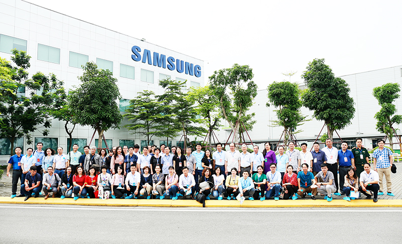 Đại biểu các báo thăm quan Nhà máy Sam Sung điện tử Thái Nguyên tại T.X Phổ Yên 