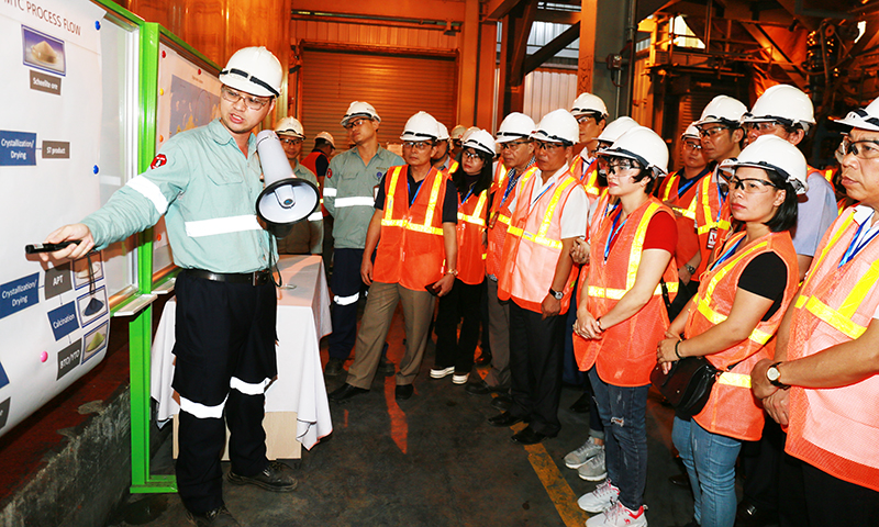 Các đại biểu thăm quan thực tế tại Công ty TNHH Khai thác Chế biến Khoáng sản Núi Pháo