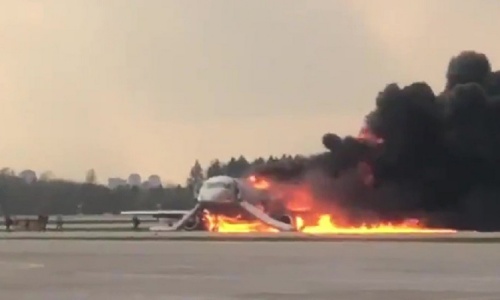 Máy bay Nga bốc cháy sau khi hạ cánh khẩn. Ảnh: RT.