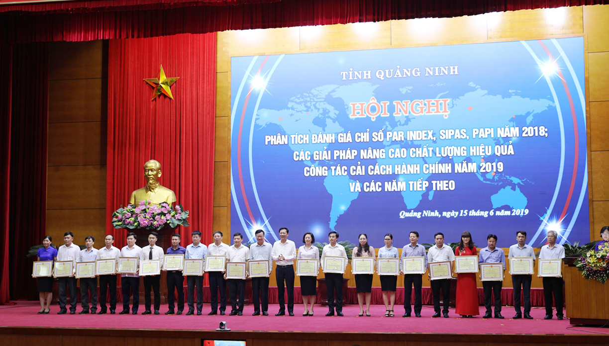 Bí thư Tỉnh ủy Nguyễn Văn Đọc trao Bằng khen cho các tập thể có thành tích xuất sắc trong lĩnh vực CCHC.