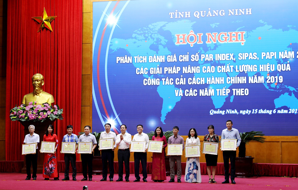 Phó Chủ tịch Thường trực UBND tỉnh Đặng Huy Hậu trao Bằng khen của UBND tỉnh cho các cá nhân có thành tích xuất sắc trong lĩnh vực CCHC.