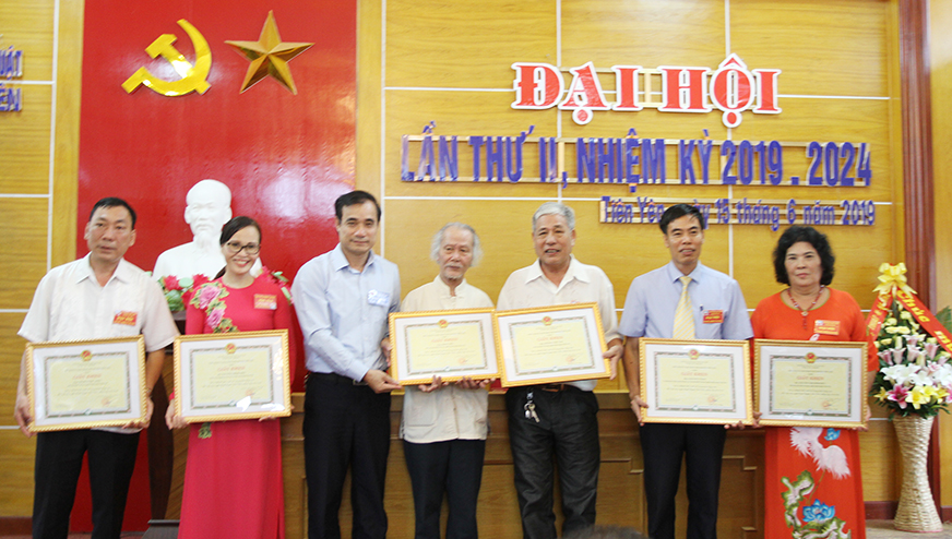 Nhân dịp này, nhiều tập thể, cá nhân thuộc Hội VHNT Tiên Yên đã được UBND huyện và Hội VHNT Quảng Ninh tặng giấy khen.