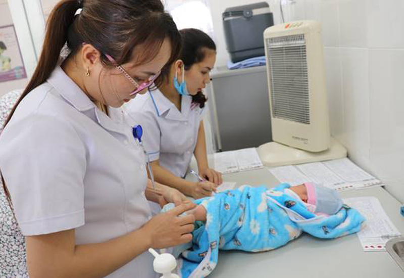 Sàng lọc sơ sinh tại Trung tâm Y tế huyện Đầm Hà. Ảnh: Ánh Tuyết (TTYT Đầm Hà)