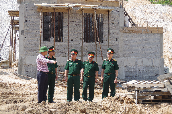 Lãnh đạo Bộ CHQS tỉnh kiểm tra khu vực xây dựng thao trường bắn tại TX Đông Triều