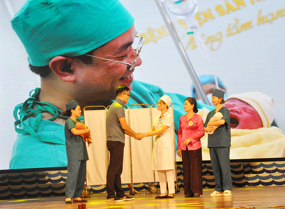 Với những tình tiết hài hước, phần thi chào hỏi của Bệnh viện sản nhi Quảng Ninh đã gây ấn tượng tại hội thi.