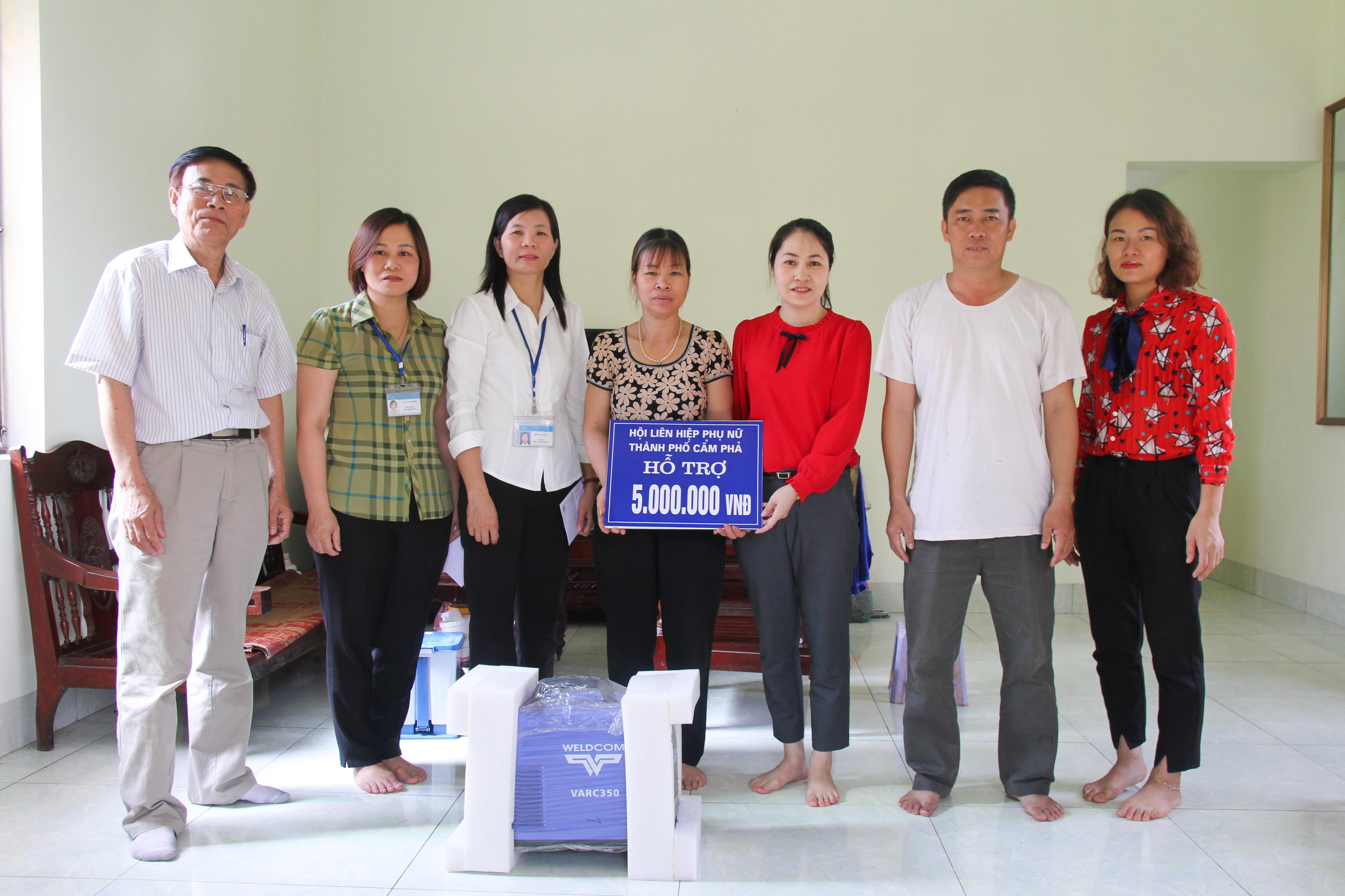 Hội LHPN Cẩm Phả hỗ trợ hội viên phụ nữ nghèo phát triển kinh tế (Trong ảnh: Chị Trần Thị Xoan, khu Cao Sơn, phường Cẩm Sơn được hỗ trợ vốn mua máy hàn)