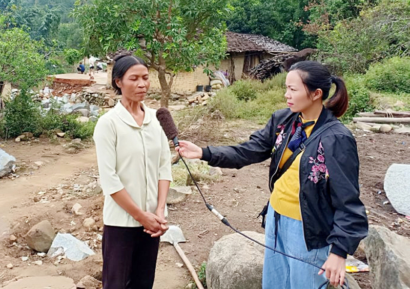Phóng viên La Lành tác nghiệp trên địa bàn huyện Bình Liêu.