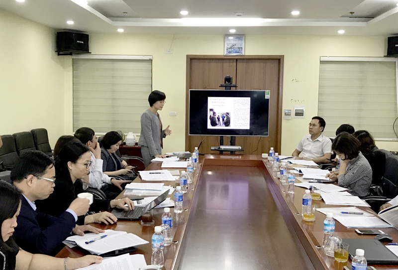 Bà Nguyễn Thị Thu Huyền, Điều phối viên quốc gia, Quỹ môi trường toàn cầu (GEF SGP) trình bày một số giải pháp BVMT áp dụng trên địa bàn Quảng Ninh. 