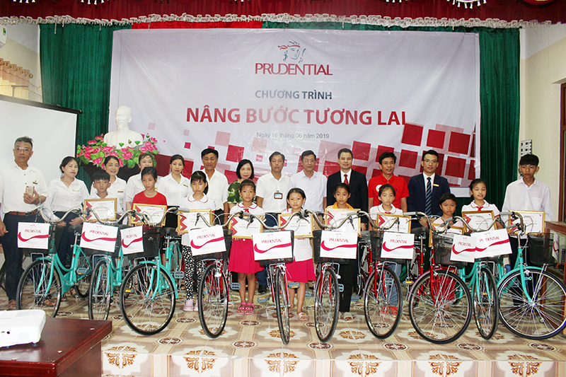 Đại diện Prudential và Hội Chữ thập đỏ thị xã trao tặng xe đạp cho học sinh nghèo vượt khó tại TX Quảng Yên.