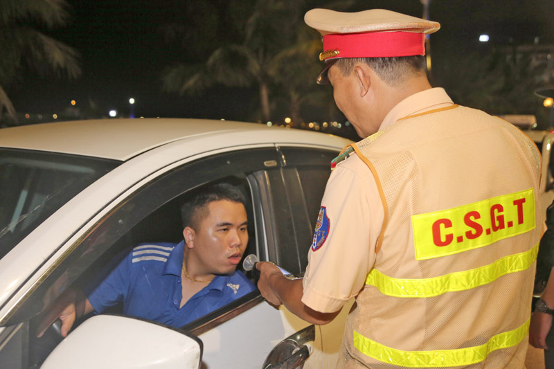 Lực lượng Cảnh sát giao thông tỉnh thực hiện kiểm tra nồng độ cồn của lái xe điều khiển phương tiệntham gia giao thông trên địa bàn TP Hạ Long. Ảnh: Khánh Giang
