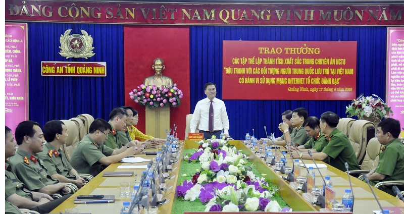 Đồng chí Bùi Văn Khắng, Tỉnh ủy viên, Phó Chủ tịch UBND tỉnh phát biểu chúc mừng chiến công của CBCS Công an tỉnh.
