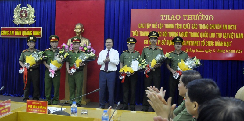 Thay mặt lãnh đạo Tỉnh đồng chí Phó Chủ tịch Tỉnh trao tặng hoa và tiền thưởng cho 6 đơn vị thuộc Công an tỉnh.