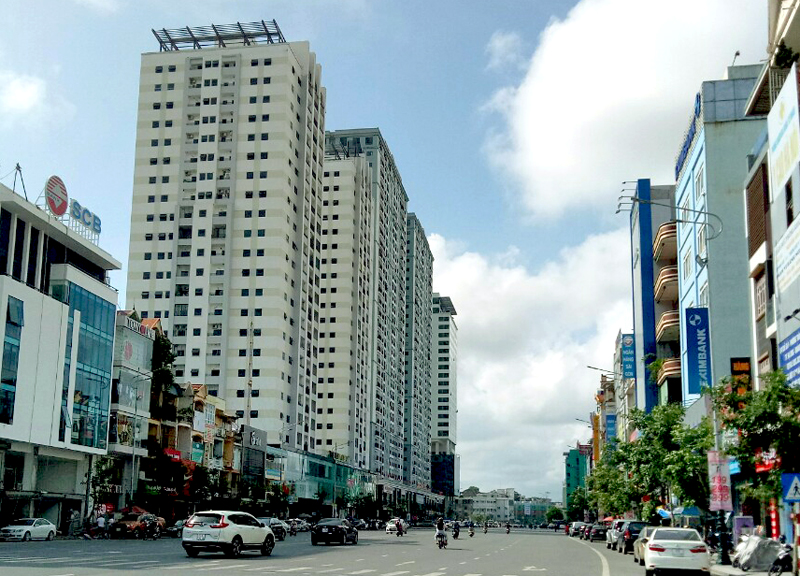 Các lô chung cư cũ phường Trần Hưng Đạo, TP Hạ Long trước đây (ảnh trái, chụp vào tháng 4/2016),  giờ đã được thay thế bằng các chung cư cao tầng hiện đại (ảnh phải, chụp tháng 6/2019)