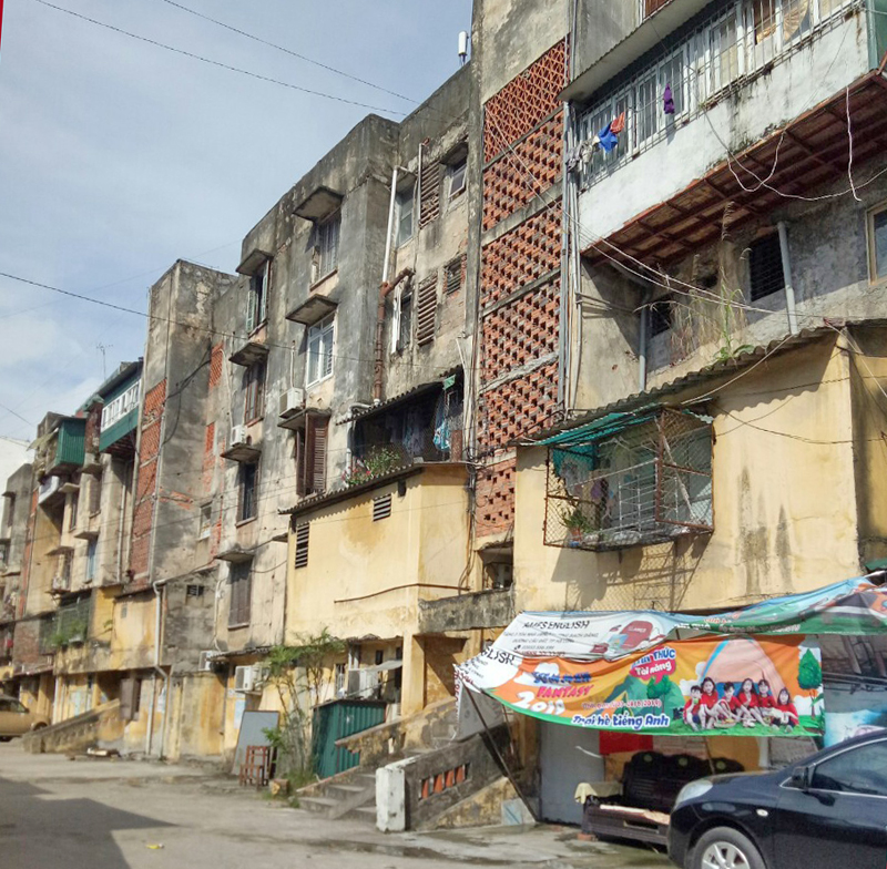 Vẫn còn nhiều chung cư cũ trên địa bàn tỉnh chưa được đầu tư, cải tạo (trong ảnh: Chung cư khu vực Lán Bè, TP Hạ Long)
