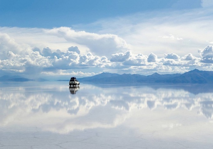 Salar de Uyuni là cánh đồng muối lớn nhất thế giới, trải dài hơn 10.500 km2 thuộc cao nguyên Altiplano, phía tây nam Bolivia. Nằm ở độ cao 3.650 m so với mực nước biển, địa hình của khu vực hoàn toàn bằng phẳng và được tô điểm bởi những “hòn đảo” nhỏ như Isla Incahuasi. Ảnh: How To Spend It.